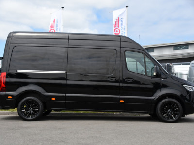 Mercedes-Benz Sprinter 314 2.2 CDI L2H2 Black Edition Full Options! Adaptieve Cruise, Camera, LED, Memory, Standkachel, Stoelverwarming, Trekhaak, Voorruit verwarming, Carplay, 10,5 Mbux, Uniek! 10