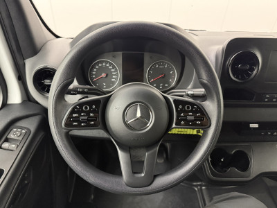 Mercedes-Benz Sprinter 315CDI Automaat L2H2 | 3500Kg Trekgewicht | Navigatie | Camera | Airco | Cruise | 3-Zits foto 14