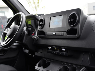 Mercedes-Benz Sprinter 317 1.9 CDI L2H1 RWD Black Edition Camera, Cruise, Carplay, 170pk, Automaat, LED, Multimedia,  Stoelverwarming, UNIEK foto 10