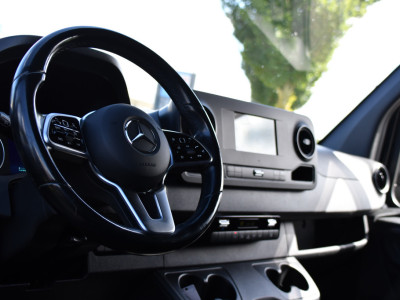 Mercedes-Benz Sprinter 317 1.9 CDI L2H2 RWD Black Edition Camera, Cruise, Carplay, LED, Automaat, Mbux, 170pk, Trekhaak, Uniek! foto 2