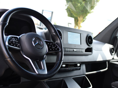 Mercedes-Benz Sprinter 317 1.9 CDI L3H2 RWD PB Edition NIEUW STAAT! Adaptieve Cruise, Camera, Carlay, LED, Standkachel, 170pk, Stoelverwarming, Dodehoek, Automaat, 3 Zitplaatsen, Uniek! foto 2