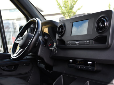 Mercedes-Benz Sprinter 317 1.9 CDI L3H2 RWD PB Edition NIEUW STAAT! Adaptieve Cruise, Camera, Carlay, LED, Standkachel, 170pk, Stoelverwarming, Dodehoek, Automaat, 3 Zitplaatsen, Uniek! foto 20