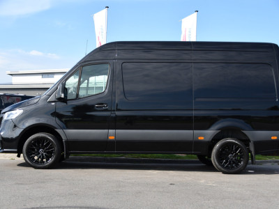 Mercedes-Benz Sprinter 319 1.9 CDI L2H2 AMG Black Edition Adaptieve Cruise, Carplay, 3500kg Trekhaak, Camera, LED, 190pk, 10,5 Mbux, Sensoren, Leder, Standkachel. Automaat, Uniek! foto 10
