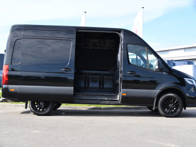 Mercedes-Benz Sprinter 319 1.9 CDI L2H2 AMG Black Edition Adaptieve Cruise, Carplay, 3500kg Trekhaak, Camera, LED, 190pk, 10,5 Mbux, Sensoren, Leder, Standkachel. Automaat, Uniek! foto 12