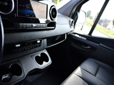 Mercedes-Benz Sprinter 319 1.9 CDI L2H2 AMG Black Edition Adaptieve Cruise, Carplay, 3500kg Trekhaak, Camera, LED, 190pk, 10,5 Mbux, Sensoren, Leder, Standkachel. Automaat, Uniek! foto 20