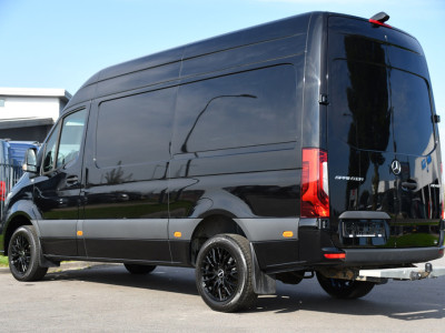 Mercedes-Benz Sprinter 319 1.9 CDI L2H2 AMG Black Edition Adaptieve Cruise, Carplay, 3500kg Trekhaak, Camera, LED, 190pk, 10,5 Mbux, Sensoren, Leder, Standkachel. Automaat, Uniek! foto 3