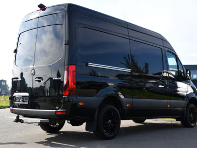 Mercedes-Benz Sprinter 319 1.9 CDI L2H2 AMG Black Edition Adaptieve Cruise, Carplay, 3500kg Trekhaak, Camera, LED, 190pk, 10,5 Mbux, Sensoren, Leder, Standkachel. Automaat, Uniek! foto 6