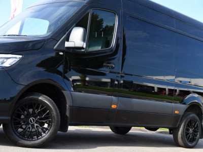 Mercedes-Benz Sprinter 319 1.9 CDI L2H2 AMG Black Edition Adaptieve Cruise, Carplay, 3500kg Trekhaak, Camera, LED, 190pk, 10,5 Mbux, Sensoren, Leder, Standkachel. Automaat, Uniek! foto 9