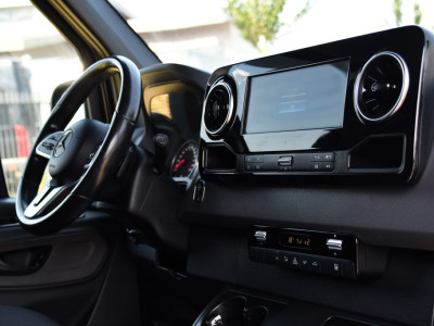 Mercedes-Benz Sprinter 319 3.0 CDI L2H2 Black Edition Adaptieve Cruise, 360 Camera, Carplay, 190pk, LED, 10,5 Mbux, Automaat, 3500kg Trekhaak, Dodehoek, 2 x Geveerde stoel, Uniek! 18