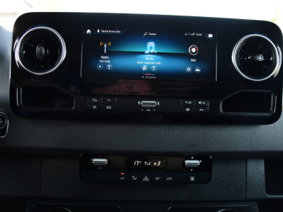 Mercedes-Benz Sprinter 319 3.0 CDI L2H2 Black Edition Adaptieve Cruise, 360 Camera, Carplay, 190pk, LED, 10,5 Mbux, Automaat, 3500kg Trekhaak, Dodehoek, 2 x Geveerde stoel, Uniek! 19