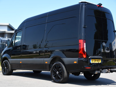Mercedes-Benz Sprinter 319 3.0 CDI L2H2 Black Edition Adaptieve Cruise, 360 Camera, Carplay, 190pk, LED, 10,5 Mbux, Automaat, 3500kg Trekhaak, Dodehoek, 2 x Geveerde stoel, Uniek! 3