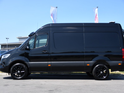 Mercedes-Benz Sprinter 319 3.0 CDI L2H2 Black Edition Adaptieve Cruise, 360 Camera, Carplay, 190pk, LED, 10,5 Mbux, Automaat, 3500kg Trekhaak, Dodehoek, 2 x Geveerde stoel, Uniek! 7