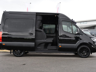 Mercedes-Benz Sprinter 319 3.0 CDI L2H2 DC Black Edition Adaptieve Cruise, 360 Camera, Carplay, LED, 10,5 Mbux, Stoelverwarming, Automaat, 190pk, 3500kg Trekhaak, Uniek! foto 12