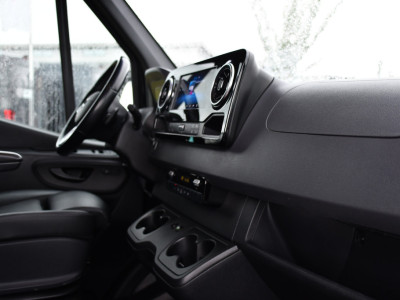 Mercedes-Benz Sprinter 319 3.0 CDI L2H2 DC Black Edition Adaptieve Cruise, 360 Camera, Carplay, LED, 10,5 Mbux, Stoelverwarming, Automaat, 190pk, 3500kg Trekhaak, Uniek! foto 20