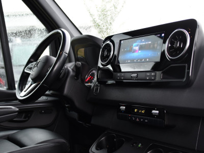 Mercedes-Benz Sprinter 319 3.0 CDI L2H2 DC Black Edition Adaptieve Cruise, 360 Camera, Carplay, LED, 10,5 Mbux, Stoelverwarming, Automaat, 190pk, 3500kg Trekhaak, Uniek! foto 21