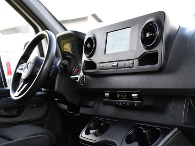 Mercedes-Benz Sprinter 319 3.0 V6 CDI L2H2 RWD AMG Edition Camera, Cruise, Carplay, 190pk, Automaat, Multimedia, LED, Stoelverwarming, Standkachel, Uniek! foto 13