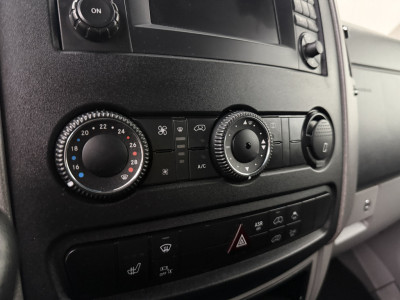 Mercedes-Benz Sprinter 319CDI 3.0V6 L2H2 | Camera | Airco | Cruise | Trekhaak | Betimmering foto 19