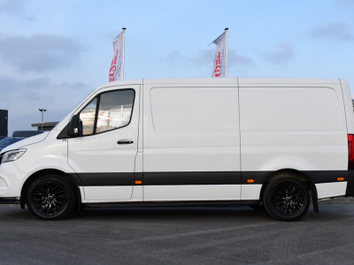 Mercedes-Benz Sprinter 319 V6 3.0 CDI L2H1 RWD AMG Edition Camera, Cruise, Carplay, LED, 10,5 Mbux, 3500kg Trekhaak, Standkachel, Multimedia, Stoelverwarming, Automaat, Uniek! 3