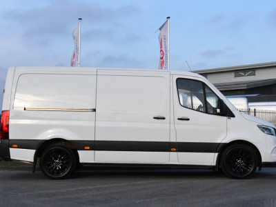 Mercedes-Benz Sprinter 319 V6 3.0 CDI L2H1 RWD AMG Edition Camera, Cruise, Carplay, LED, 10,5 Mbux, 3500kg Trekhaak, Standkachel, Multimedia, Stoelverwarming, Automaat, Uniek! 8