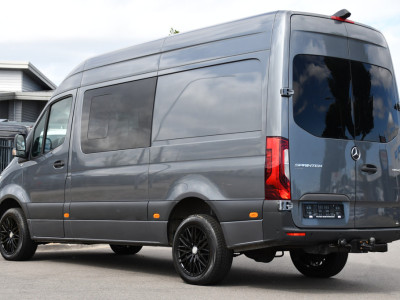 Mercedes-Benz Sprinter 319 V6 3.0 CDI L2H2 DC PB Edition 360 Camera, Cruise, Carplay, Automaat, LED, Stoelverwarming, 10,5 Mbux, Multimedia, Geveerde stoel, 190pk, Trekhaak, Uniek! foto 3