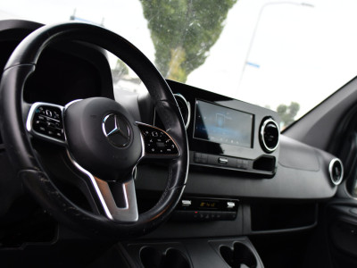 Mercedes-Benz Sprinter 319 V6 3.0 CDI L3H2 Black Edition Adaptieve Cruise, 360 Camera, Carplay, LED, Voorruit verwarming, Automaat, 10,5 Mbux, NAVI, 2 x Geveerde stoel, Uniek! foto 2