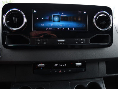 Mercedes-Benz Sprinter 319 V6 3.0 CDI L3H2 Black Edition Adaptieve Cruise, 360 Camera, Carplay, LED, Voorruit verwarming, Automaat, 10,5 Mbux, NAVI, 2 x Geveerde stoel, Uniek! foto 21