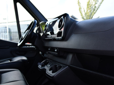 Mercedes-Benz Sprinter 319 V6 3.0 CDI L3H2 Black Edition FULL OPTIONS! Cruise, 360 Camera, Carplay, 10,5 Mbux, 190pk, 2 x Schuifdeur, Sper, LED, Leder, Stoelverwarming, Standkachel, Trekhaak, Uniek! foto 19