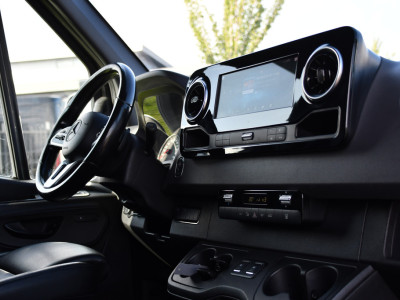 Mercedes-Benz Sprinter 319 V6 3.0 CDI L3H2 Black Edition FULL OPTIONS! Cruise, 360 Camera, Carplay, 10,5 Mbux, 190pk, 2 x Schuifdeur, Sper, LED, Leder, Stoelverwarming, Standkachel, Trekhaak, Uniek! foto 20