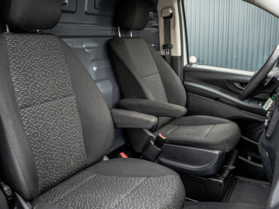 Mercedes-Benz Vito 114 CDI L2H1 | 140PK | Automaat | Camera | Cruise | 1e Eigenaar | PDC |  Zijschuifdeur L+R | Climatronic | Trekhaak foto 14