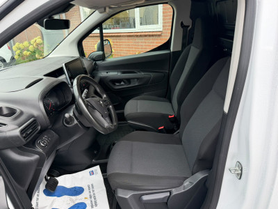Opel Combo 1.5D L2H1 Standaard / 131PK Automaat / Camera / Stuur verwarming foto 3