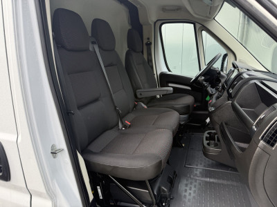 Peugeot Boxer 2.2 BlueHDi 120 PK / L2H2 / 23.081 KM! / 1e EIG. / ECC / CRUISE / DAB+ / CARPLAY / 3-ZITS foto 6