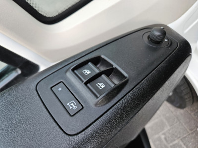 Peugeot Boxer 330 2.2 BlueHDi 140 L2H2 Premium Trekhaak! Airco! NAP! Cruise Control! Nette Bus! 12