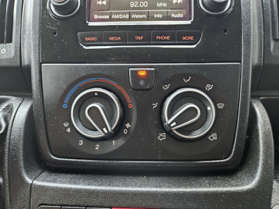 Peugeot Boxer 330 2.2 BlueHDi 140 L2H2 Premium Trekhaak! Airco! NAP! Cruise Control! Nette Bus! 18