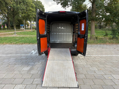 Peugeot Boxer 333 2.2 BlueHDi 120PK *Oprijplaat inklapbaar* NAP|trekhaak 2500KG|cruise|achteruitrijcamera|airco|navi|parkeersensor foto 2