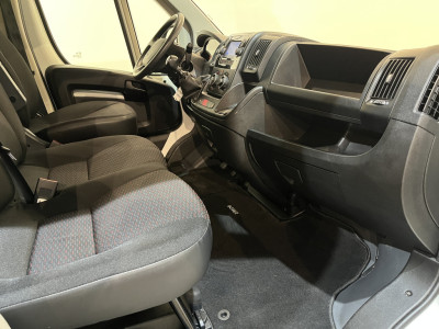 Peugeot Boxer 335 2.2 BlueHDi 140 PK L3H2 Premium / Dhollandia Laadklep / Euro 6 / Airco / Camera / Cruise Control / Navigatie / 3-Zits / 40.000 KM !! foto 5