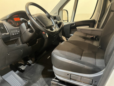 Peugeot Boxer 335 2.2 BlueHDi 140 PK L3H2 Premium / Dhollandia Laadklep / Euro 6 / Airco / Camera / Cruise Control / Navigatie / 3-Zits / 40.000 KM !! foto 7