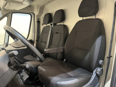 Peugeot Boxer 335 2.2 BlueHDi 140 PK L3H2 Premium / Dhollandia Laadklep / Euro 6 / Airco / Camera / Cruise Control / Navigatie / 3-Zits / 40.000 KM !! foto 9