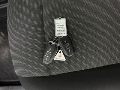Peugeot Partner 1.2 PureTech Benzine Premium | Marge | Navigatie | Camera | Multimedia | Airco | Cruise | Trekhaak foto 5