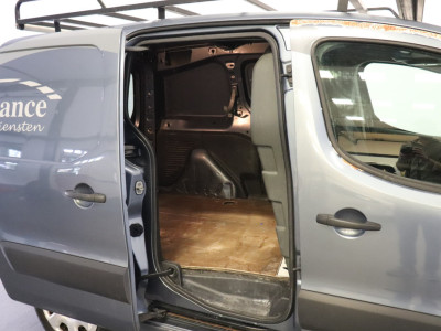 Peugeot Partner 120 1.6 e-HDI - Imperiaal - Trekhaak - Carkit - €1.990 ,- Ex. BTW foto 11