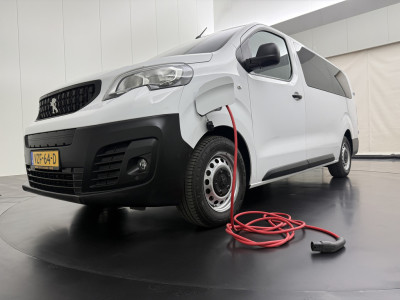 Peugeot e-Expert Extralang 75 kWh | Elektrisch | Multimedia | Airco | Cruise | 3-Zits foto 3