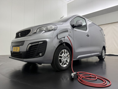 Peugeot e-Expert Lang 75 kWh Pro | Elektrisch SOH 92% | Navigatie | Camera | Airco | Cruise | 3-Zits foto 3