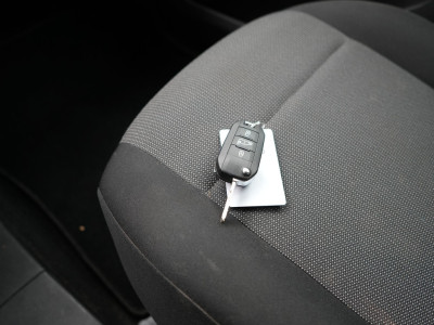 Peugeot e-Partner 136 L2 50 kWh 275 km  WLTP trekhaak foto 16