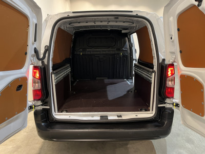 Peugeot e-Partner Premium Long 50 kWh / 100% elektrisch !! / SOH 95% / CCS Snelladen / Airco / Cruise Control / Camera / CarPlay / Navigatie / 3-Zits / 4.900 KM !! foto 5