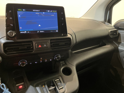 Peugeot e-Partner Premium Long 50 kWh / 100% elektrisch !! / SOH 95% / CCS Snelladen / Airco / Cruise Control / Camera / CarPlay / Navigatie / 3-Zits / 4.900 KM !! foto 7