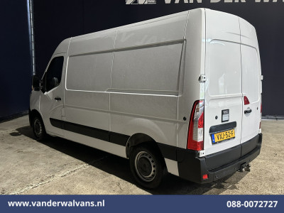 Renault Master 2.3 dCi 136pk L2H2 Euro6 Airco | Navigatie | Camera | Cruisecontrol | LED | 2500kg Trekhaak Parkeersensoren, Bijrijdersbank foto 11