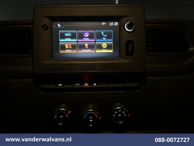 Renault Master 2.3 dCi 136pk L2H2 Euro6 Airco | Navigatie | Camera | Cruisecontrol | LED | 2500kg Trekhaak Parkeersensoren, Bijrijdersbank foto 17