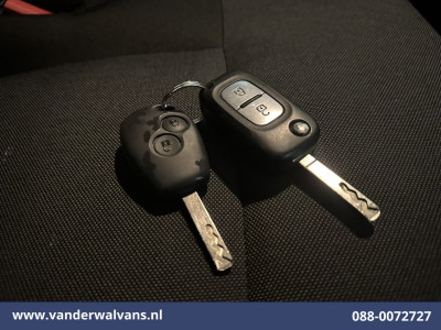 Renault Master 2.3 dCi 136pk L2H2 Euro6 Airco | Navigatie | Camera | Cruisecontrol | LED | 2500kg Trekhaak Parkeersensoren, Bijrijdersbank foto 20