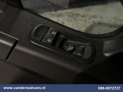 Renault Master 2.3 dCi 136pk L2H2 Euro6 Airco | Navigatie | Camera | Trekhaak | Cruisecontrol Parkeersensoren, Bijrijdersbank foto 18