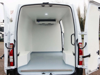 Renault Master Koel/Vries/verwarmen 220 volt stekker Carrier Xarios 350 135 PK 4