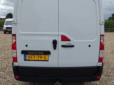 Renault Master T35 2.3 dCi 135 L2H2 + werkplaats inrichting , Euro 6 , 1e Eig , 140 PK , Apk 4-2027 , Camera , leuke bus. 4